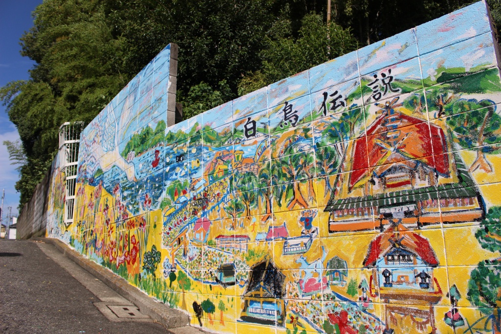 ひじりの落書き 落書き被害】 毎年、中郷小の6年生が卒業記念として描いてる